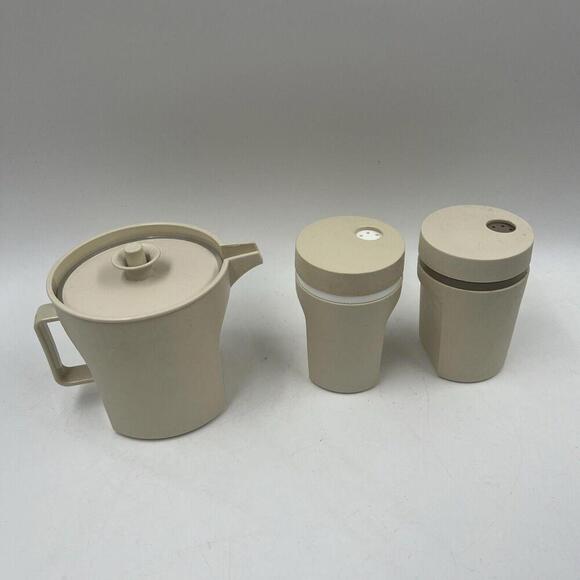 Vintage TUPPERWARE Creamer & Salt/ Pepper Shakers Set Retro Fun! - Picture 1 of 5
